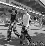 22.08.1973, Warszawa, Polska.
 Dziewczyny w pasiastych spodniach, w tle witryna sklepu.
 Fot. Jarosław Tarań, zbiory Ośrodka KARTA [73-129]
   
