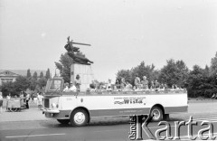 15.07.1973, Warszawa, Polska.
Autobus-cabriolet wiozący turystów zwiedzających miasto, w tle pomnik Nike.
Fot. Jarosław Tarań, zbiory Ośrodka KARTA [73-113]
 
