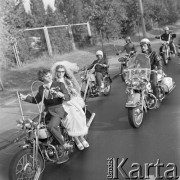 26.08.1973, Warszawa, Polska.
Motocyklem do ślubu.
Fot. Jarosław Tarań, zbiory Ośrodka KARTA [73-133]
 
