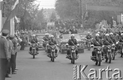 Maj 1973, Warszawa, Polska.
 Wizyta Leonida Breżniewa (w samochodzie z Edwardem Gierkiem), powitanie przy placu Zawiszy.
 Fot. Jarosław Tarań, zbiory Ośrodka KARTA [73-138]
   
