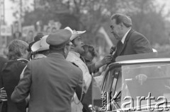 Maj 1973, Warszawa, Polska.
 Leonid Breżniew rozmawiający z hutnikami.
 Fot. Jarosław Tarań, zbiory Ośrodka KARTA [73-138]
   
