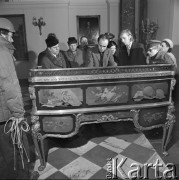 23.02.1973, Warszawa, Polska.
Pierwsze dary dla Zamku Królewskiego, zabytkowe biurko.
Fot. Jarosław Tarań, zbiory Ośrodka KARTA [73-112]
 
