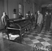 23.02.1973, Warszawa, Polska.
 Pierwsze dary dla Zamku Królewskiego, zabytkowe biurko.
 Fot. Jarosław Tarań, zbiory Ośrodka KARTA [73-112]
   
