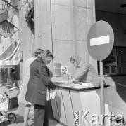 18.09.1973, Warszawa, Polska.
 Handel uliczny - stoisko z książkami.
 Fot. Jarosław Tarań, zbiory Ośrodka KARTA [73-109]
   

