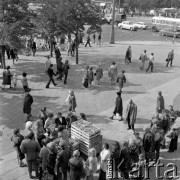 18.09.1973, Warszawa, Polska.
 Ulica Marszałkowska - stoisko z owocami.
 Fot. Jarosław Tarań, zbiory Ośrodka KARTA [73-109]
   
