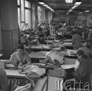 1.04.1973, Bytom, Polska
 Zakłady Odzieżowe - hala produkcyjna.
 Fot. Jarosław Tarań, zbiory Ośrodka KARTA [73-132]
   
