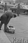 19.03.1973, Warszawa, Polska.
 Mężczyzna i auto-zabawka.
 Fot. Jarosław Tarań, zbiory Ośrodka KARTA [73-22]
   
