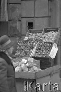 19.03.1973, Warszawa, Polska.
Stoisko z warzywami na ulicy.
Fot. Jarosław Tarań, zbiory Ośrodka KARTA [73-22]
 
