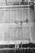 5.11.1973, Warszawa, Polska.
Montaż neonu na ścianie Domów Towarowych Centrum.
Fot. Jarosław Tarań, zbiory Ośrodka KARTA [73-160]
 
