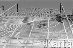 5.11.1973, Warszawa, Polska.
Montaż neonu na ścianie Domów Towarowych Centrum.
Fot. Jarosław Tarań, zbiory Ośrodka KARTA [73-160]
 

