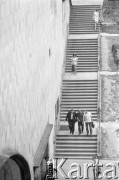4.07.1973, Warszawa, Polska.
Stare Miasto, schody do przystanków na trasie W-Z, z lewej wejście na schody ruchome.
Fot. Jarosław Tarań, zbiory Ośrodka KARTA [73-123]
 
