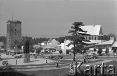 3.07.1973, Frombork, Polska
 Fragment miasta, z prawej kościół, z lewej pomnik Mikołaja Kopernika.
 Fot. Jarosław Tarań, zbiory Ośrodka KARTA [73-196]
   

