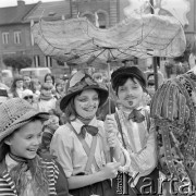 10.06.1973, Żywiec, Polska
 Dni Żywca, dzieci w przebraniach uczestniczące w paradzie.
 Fot. Jarosław Tarań, zbiory Ośrodka KARTA [73-142]
   
