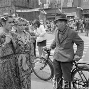 10.06.1973, Żywiec, Polska
 Dni Żywca, przebrane dziewczyny i mężczyzna z rowerem.
 Fot. Jarosław Tarań, zbiory Ośrodka KARTA [73-142]
   
