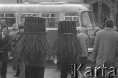 21.02.1973, Warszawa, Polska.
 Sprzedawcy brzozowych mioteł.
 Fot. Jarosław Tarań, zbiory Ośrodka KARTA [73-54]
   
