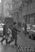 21.02.1973, Warszawa, Polska.
 Dwaj mężczyźni z drabinami.
 Fot. Jarosław Tarań, zbiory Ośrodka KARTA [73-54]
   
