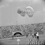 8.09.1973, Warszawa, Polska.
 Stadion Dziesięciolecia, pokazy skoków ze spadochronem.
 Fot. Jarosław Tarań, zbiory Ośrodka KARTA [73-48]
   
