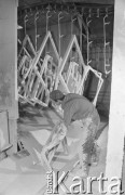 19.02.1973, Tłuszcz, Polska
 Fabryka Stolarki Budowlanej, malarnia.
 Fot. Jarosław Tarań, zbiory Ośrodka KARTA [73-63]
   
