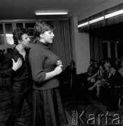 20.11.1973, Warszawa, Polska.
 Klub Międzynarodowej Prasy i Książki przy Ząbkowskiej, przedstawienie w wykonaniu studentów PWST, Emilian Kamiński i Ewa Ziętek.
 Fot. Jarosław Tarań, zbiory Ośrodka KARTA [73-29]
   
