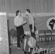 20.11.1973, Warszawa, Polska.
 Klub Międzynarodowej Prasy i Książki na Ząbkowskiej, przedstawienie w wykonaniu studentów warszawskiej PWST, z prawej Paweł Wawrzecki, w tle napis 