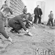 30.09.1973, Warszawa, Polska.
 Czyn partyjny, wśród pracujących Edward Gierek.
 Fot. Jarosław Tarań, zbiory Ośrodka KARTA [73-124]
   
