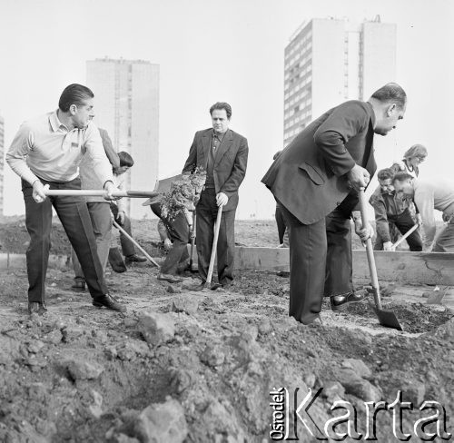 30.09.1973, Warszawa, Polska.
 Działacze PZPR w czasie czynu partyjnego.
 Fot. Jarosław Tarań, zbiory Ośrodka KARTA [73-124]
   
