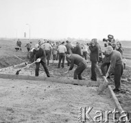 30.09.1973, Warszawa, Polska.
 Działacze PZPR w czasie czynu partyjnego.
 Fot. Jarosław Tarań, zbiory Ośrodka KARTA [73-124]
   
