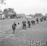 30.09.1973, Warszawa - Wola, Polska.
 Członkowie PZPR podczas czynu partyjnego.
 Fot. Jarosław Tarań, zbiory Ośrodka KARTA [73-135]
   

