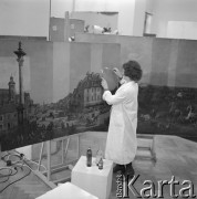 4.12.1974, Warszawa, Polska.
Muzeum Narodowe - pracownia konserwacji dzieł sztuki, na sztalugach obraz Canaletta.
Fot. Jarosław Tarań, zbiory Ośrodka KARTA [74-222]
 
