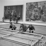 4.12.1974, Warszawa, Polska.
Muzeum Narodowe - przygotowania do zawieszenia obrazu Jana Matejki 