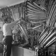 9.03.1974, Polska
Biała broń, kolekcja kapitana MO Mirosława Brejnaka.
Fot. Jarosław Tarań, zbiory Ośrodka KARTA [74-28]
 

