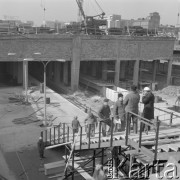 11.03.1974, Warszawa, Polska.
Budowa schodów na Dworcu Centralnym.
Fot. Jarosław Tarań, zbiory Ośrodka KARTA [74-63]
 
