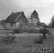 22.04.1974, Polska
Wiejskie gospodarstwo, mężczyzna z wiązką chrustu na plecach, w tle drewniana chałupka.
Fot. Jarosław Tarań, zbiory Ośrodka KARTA [74-35]
 
