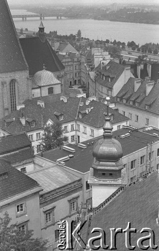 15.07.1974, Warszawa, Polska.
Panorama Starego Miasta, widok z wieży Zamku Królewskiego, w tle Wisła.
Fot. Jarosław Tarań, zbiory Ośrodka KARTA [74-19]
 
