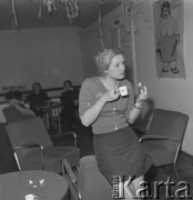 7.01.1974, Warszawa, Polska.
Modelka w przerwie sesji zdjęciowej.
Fot. Jarosław Tarań, zbiory Ośrodka KARTA [74-1]
 
