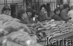 30.05.1974, Warszawa, Polska.
Uliczne stoisko z warzywami.
Fot. Jarosław Tarań, zbiory Ośrodka KARTA [74-33]
 
