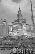 30.05.1974, Warszawa, Polska.
Budowa Dworca Centralnego, plakaty na ogrodzeniu, w tle fragment Pałacu Kultury i Nauki.
Fot. Jarosław Tarań, zbiory Ośrodka KARTA [74-33]
 
