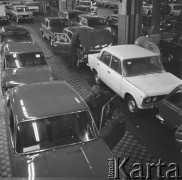 28.03.1974, Warszawa - Żerań, Polska.
Fabryka Samochodów Osobowych na Żeraniu, linia produkcyjna Fiata 125.
Fot. Jarosław Tarań, zbiory Ośrodka KARTA [74-42]
 

