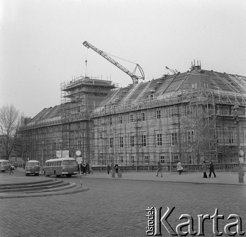10.03.1974, Warszawa, Polska.
Odbudowa Zamku Królewskiego.
Fot. Jarosław Tarań, zbiory Ośrodka KARTA [74-25]
 
