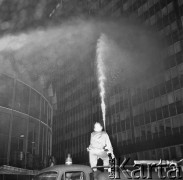 23.05.1974, Warszawa, Polska.
Pozorowany pożar budynku, ćwiczenia Straży Pożarnej.
Fot. Jarosław Tarań, zbiory Ośrodka KARTA [74-45]
 
