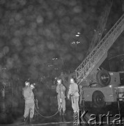 23.05.1974, Warszawa, Polska.
Pozorowany pożar budynku, ćwiczenia Straży Pożarnej.
Fot. Jarosław Tarań, zbiory Ośrodka KARTA [74-45]
 
