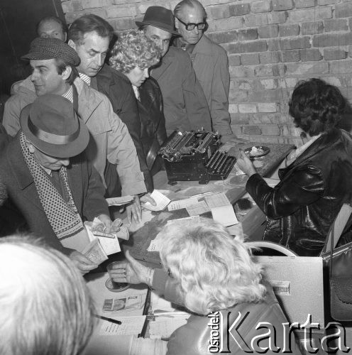 6.10.1974, Warszawa, Polska.
Wystawa i aukcja darów polskich artystów, zbiórka funduszy na odbudowę Zamku Królewskiego.
Fot. Jarosław Tarań, zbiory Ośrodka KARTA [74-57]
 
