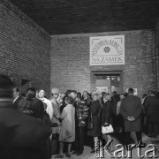 6.10.1974, Warszawa, Polska.
Wystawa i aukcja darów polskich artystów, zbiórka funduszy na odbudowę Zamku Królewskiego.
Fot. Jarosław Tarań, zbiory Ośrodka KARTA [74-57]
 
