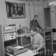 11.03.1974, Warszawa, Polska.
Instytut Geologiczny, aparatura do pomiaru wieku skał.
Fot. Jarosław Tarań, zbiory Ośrodka KARTA [74-64]
 
