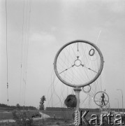 17.05.1974, Gąbin, Polska
Montaż nadajników radiostacji.
Fot. Jarosław Tarań, zbiory Ośrodka KARTA [74-58]
 
