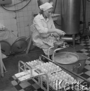 21.03.1974, Gorzów Wielkopolski, Polska
Wytwórnia makaronów, pracownica rozbijająca jajka.
Fot. Jarosław Tarań, zbiory Ośrodka KARTA [74-23]
 
