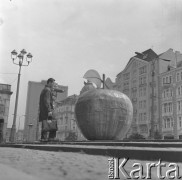 Sierpień 1974, Warszawa, Polska.
Aleje Jerozolimskie - mężczyzna z dzieckiem oglądający jabłko gigant.
Fot. Jarosław Tarań, zbiory Ośrodka KARTA [74-21]
 
