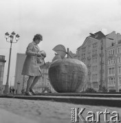 Sierpień 1974, Warszawa, Polska.
Aleje Jerozolimskie - młoda kobieta i jabłko gigant.
Fot. Jarosław Tarań, zbiory Ośrodka KARTA [74-21]
 
