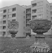 10.09.1974, Warszawa - Powiśle, Polska.
Osiedle mieszkaniowe, rzeźby wolnostojące.
Fot. Jarosław Tarań, zbiory Ośrodka KARTA [74-18]
 
