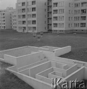 10.09.1974, Warszawa - Powiśle, Polska.
Osiedle mieszkaniowe, labirynt.
Fot. Jarosław Tarań, zbiory Ośrodka KARTA [74-18]
 
